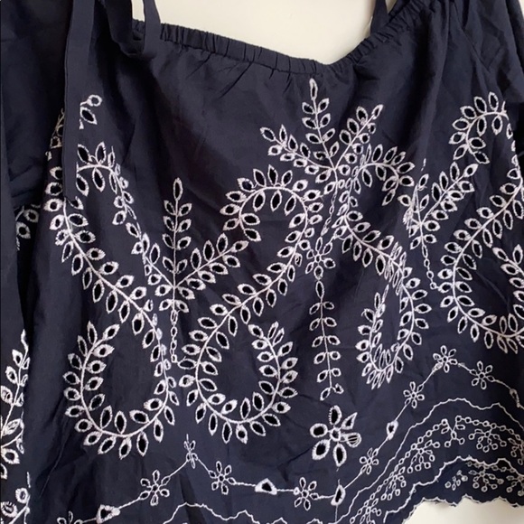 Essentials by ABS Navy blue & white top, Size M - Picture 4 of 7